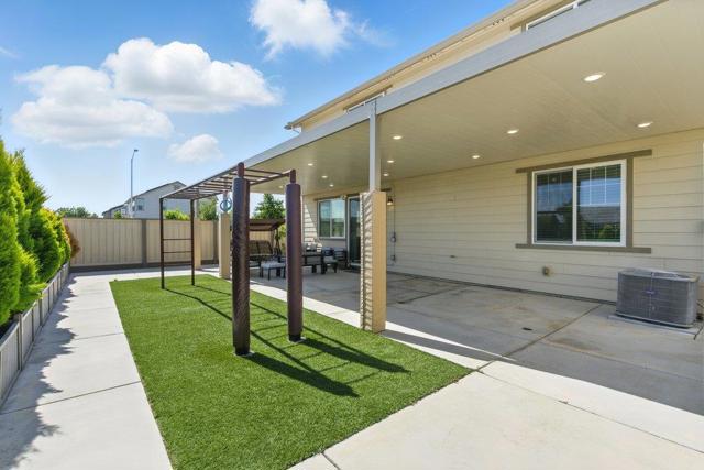 33831 Farmhouse Street, Fremont CA: https://media.crmls.org/mediaz/21795007-a2cb-4238-9382-06f67cfe1383.jpg