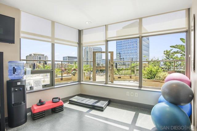 700 W E St, San Diego CA: https://media.crmls.org/mediaz/217971f2-ec60-40d4-bee8-c29cb1b01604.jpg