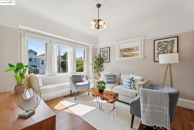 2002 Chestnut St, Oakland CA: https://media.crmls.org/mediaz/21797fd6-a030-41d0-84b1-cfd682d6473e.jpg