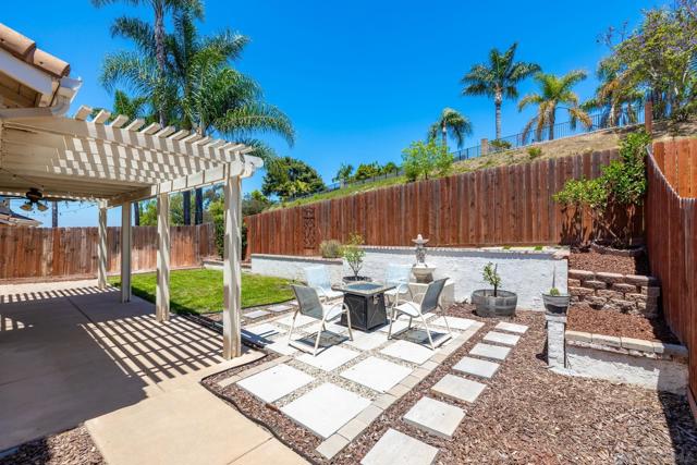 838 Masters Dr, Oceanside CA: https://media.crmls.org/mediaz/21799d67-4a3a-4445-a5cb-8c593f559dab.jpg
