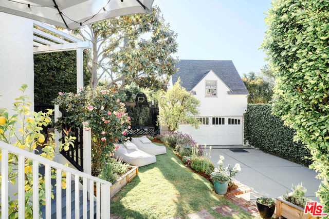 10736 Le Conte Avenue, Los Angeles CA: https://media.crmls.org/mediaz/217aefa4-65f1-43f3-b3c5-566d1a6dd560.jpg
