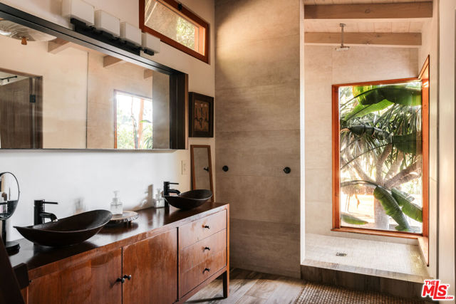 10018 Reevesbury Drive, Beverly Hills CA: https://media.crmls.org/mediaz/217b398a-2424-4c05-bb68-7fb303cafed9.jpg
