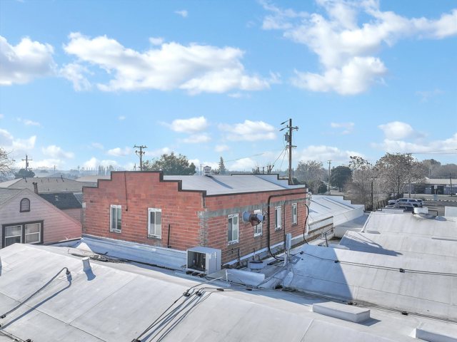 561 1St St, Brentwood CA: https://media.crmls.org/mediaz/217b860b-9f7b-4c08-afa4-516a8e1ae4cb.jpg