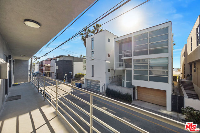 11 24th Avenue, Venice CA: https://media.crmls.org/mediaz/217c8110-12da-45d2-8915-cbba348a3cb2.jpg
