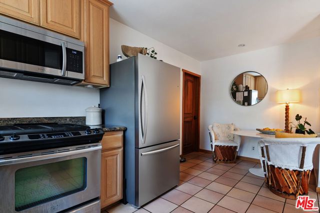 2702 11th Street, Santa Monica CA: https://media.crmls.org/mediaz/217e33d4-1912-47a2-b9a3-29231baf9968.jpg