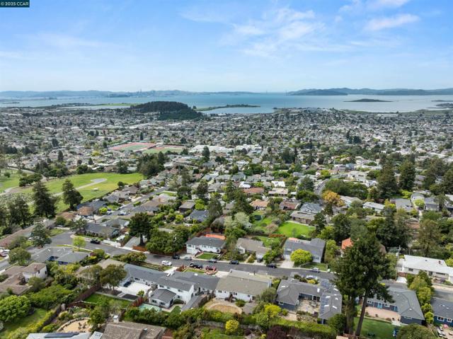 39 Anson Way, Kensington CA: https://media.crmls.org/mediaz/217e708a-5cc5-4773-8094-8213b0c0b9a8.jpg