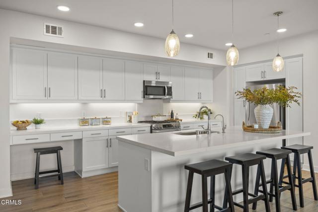 2870 Wagon Wheel Road, Oxnard CA: https://media.crmls.org/mediaz/217f5d80-6075-42a2-9914-968d6e503a05.jpg