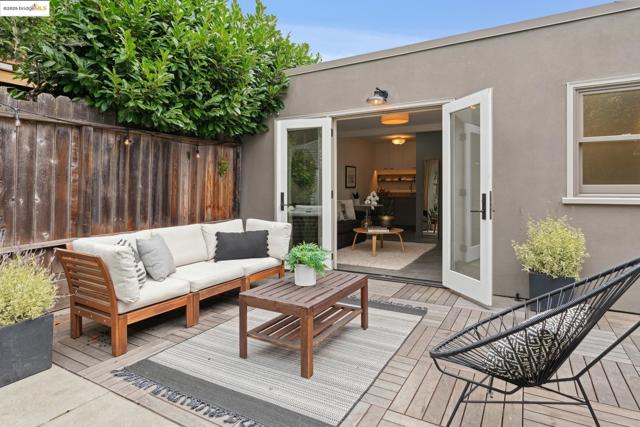 6232 Manoa St, Oakland CA: https://media.crmls.org/mediaz/217ffaf5-9854-4ec2-ae75-cbe6f5357606.jpg