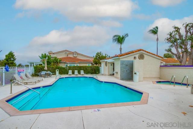 12122 Royal Birkdale Row, San Diego CA: https://media.crmls.org/mediaz/21804bc1-77bf-4e83-9b7d-147f0c0aec8d.jpg