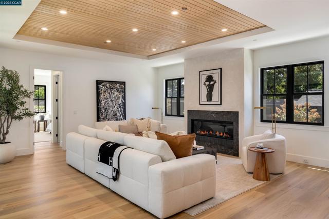 238 Cameo Dr, Danville CA: https://media.crmls.org/mediaz/21809a66-d3a8-4dd0-8697-7b03338117f3.jpg