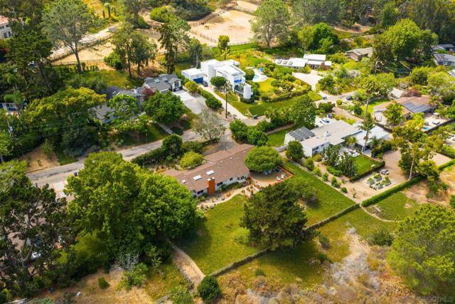 1515 San Dieguito Dr, Del Mar CA: https://media.crmls.org/mediaz/21826e3e-739d-453f-86d0-e2594b7c9ca4.jpg