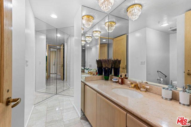 10490 Wilshire Boulevard, Los Angeles CA: https://media.crmls.org/mediaz/21829fb4-3fa1-4abd-a6b4-ab96bbefffb6.jpg