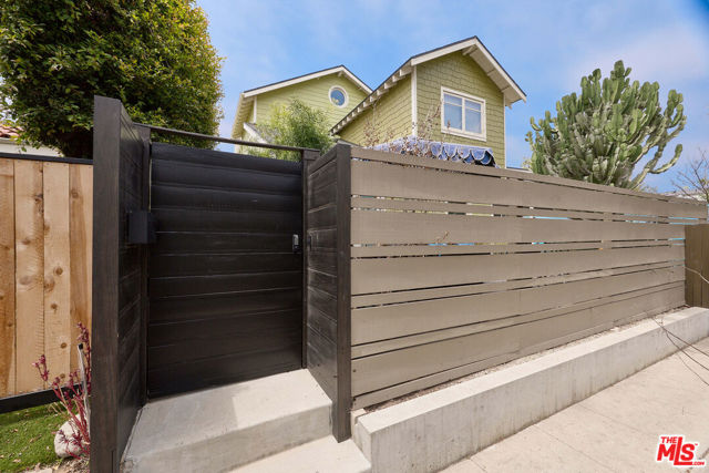 519 1/2 San Juan Avenue, Venice CA: https://media.crmls.org/mediaz/218336ad-3eb8-466f-ab41-a47efef3727d.jpg
