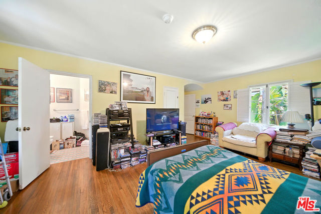 602 N Crescent Drive, Beverly Hills CA: https://media.crmls.org/mediaz/21836694-0518-478a-b831-b58294df9140.jpg