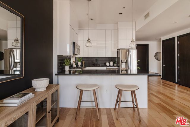 655 S Hope Street, Los Angeles CA: https://media.crmls.org/mediaz/2184bed8-a091-4a77-af2a-6decd169655f.jpg