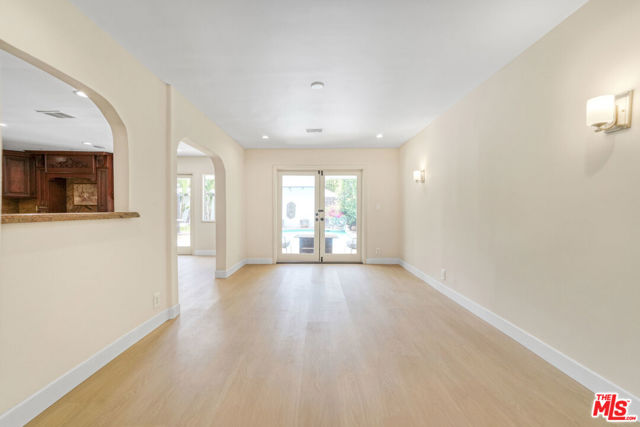 209 N Doheny Drive, Beverly Hills CA: https://media.crmls.org/mediaz/2184ce6c-9e32-40be-b9e9-b23d18cbbdcc.jpg