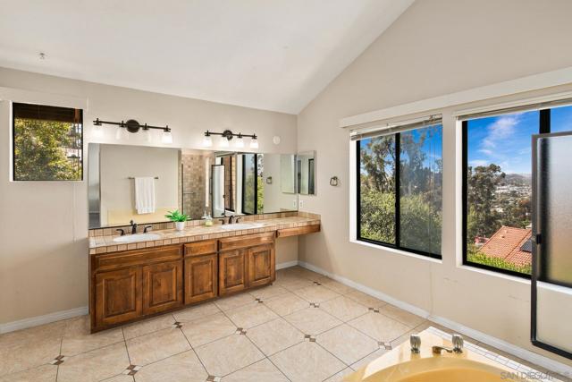 1586 Kimberly Woods Dr, El Cajon CA: https://media.crmls.org/mediaz/2184d33a-f690-400b-8137-b853cb06eece.jpg