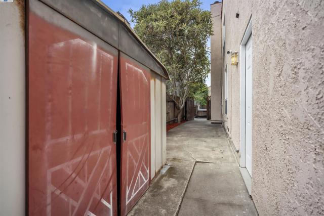 2380 Cabrillo Dr, Hayward CA: https://media.crmls.org/mediaz/2184f498-f3e7-4036-8736-17d1f16cb925.jpg