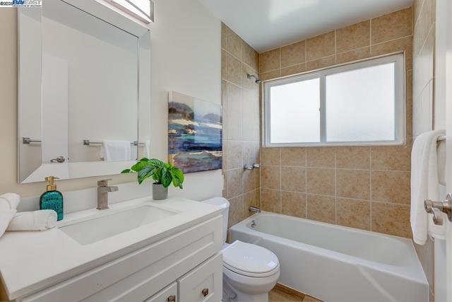 1001 Shoreline Dr, Alameda CA: https://media.crmls.org/mediaz/21866851-3385-45a6-9564-b40cc1d0b197.jpg