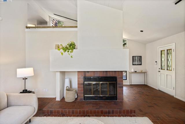 5708 Colton Blvd, Oakland CA: https://media.crmls.org/mediaz/218679a0-39d2-4e5a-a571-3bf5b691d913.jpg
