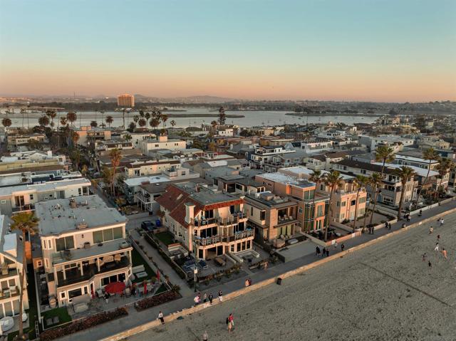 2965 Ocean Front Walk, San Diego CA: https://media.crmls.org/mediaz/2186d463-c0f6-45db-9b05-b5b0efd783e4.jpg
