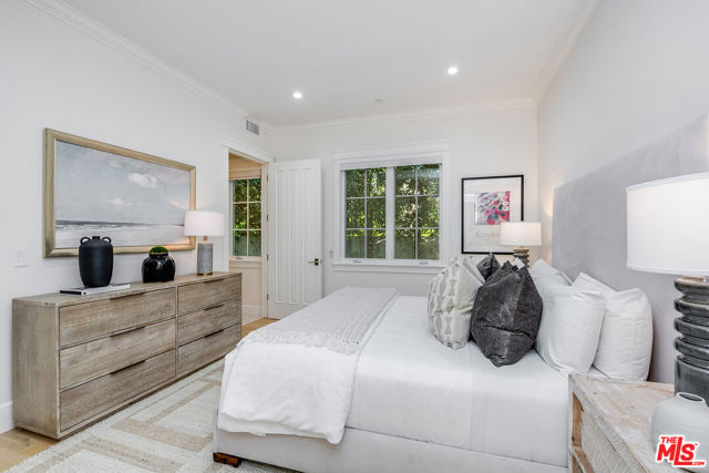 4402 Ledge Avenue, Toluca Lake CA: https://media.crmls.org/mediaz/21871211-e655-4c6c-877c-507a0a9c27fc.jpg