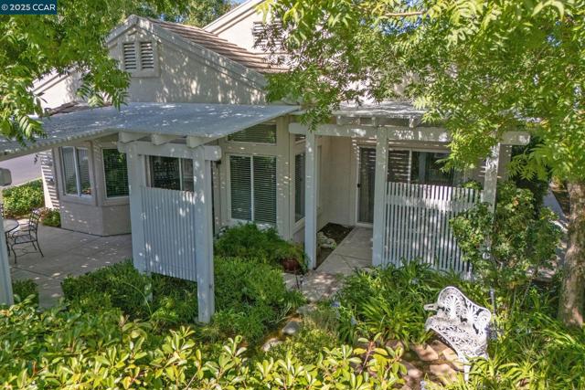 95 Goldspur Way, Brentwood CA: https://media.crmls.org/mediaz/21872c4b-81ce-47dc-9400-c6042b03d64f.jpg