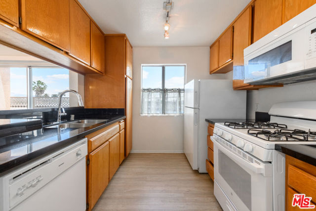 340 N Hayworth Avenue, Los Angeles CA: https://media.crmls.org/mediaz/2187d6fd-26ec-4b24-ad30-4e64d4a8ecca.jpg