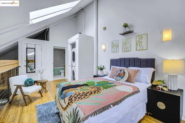 1695 15Th St, Oakland CA: https://media.crmls.org/mediaz/218833e9-1f83-462e-8352-47e1a2a2d880.jpg