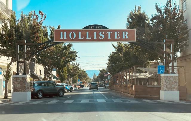 2051 White Oak Drive, Hollister CA: https://media.crmls.org/mediaz/218848c8-ff01-4576-9156-62110b3142dc.jpg