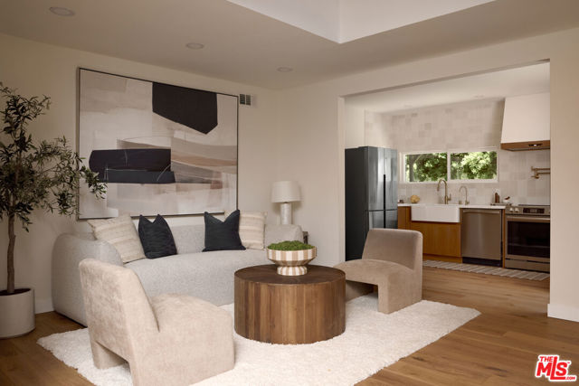 5271 Woodlake Avenue, Woodland Hills CA: https://media.crmls.org/mediaz/2188ab5d-bfd7-4979-8c7b-a65c9ada8fab.jpg