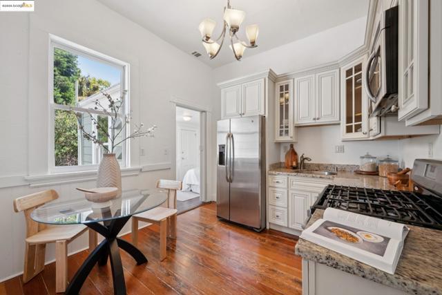 3116 Harrison St, Oakland CA: https://media.crmls.org/mediaz/2188d705-257e-4092-90fc-722a91964cfb.jpg