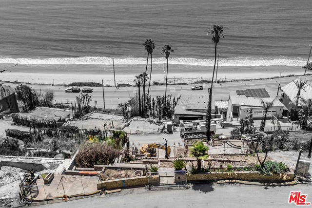 17810 Castellammare Drive, Pacific Palisades CA: https://media.crmls.org/mediaz/21895640-129e-44ef-b5d1-5b8b8b85ab35.jpg
