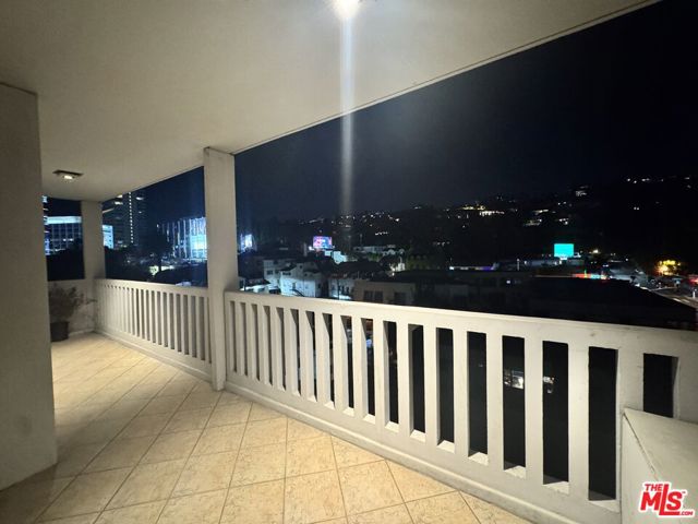 999 N Doheny Drive, West Hollywood CA: https://media.crmls.org/mediaz/21895b04-9659-4b4e-8d71-43ca341f8eb3.jpg