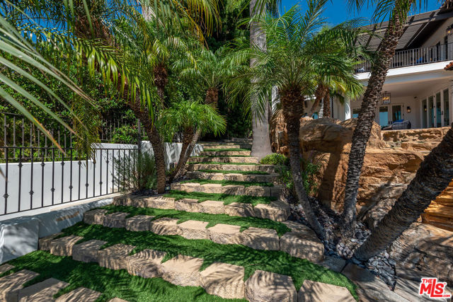 9928 Toluca Lake Avenue, Toluca Lake CA: https://media.crmls.org/mediaz/218af129-3919-435d-8ced-2cf404692e7b.jpg