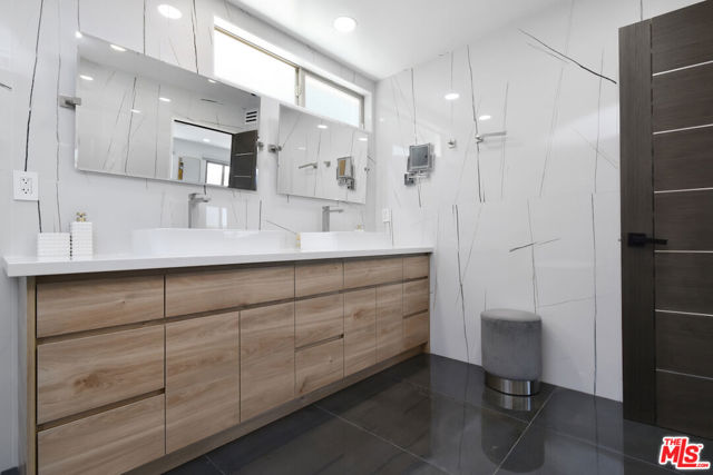 3539 Alana Drive, Sherman Oaks CA: https://media.crmls.org/mediaz/218af48e-84f9-4113-a468-fdcb98d0c526.jpg