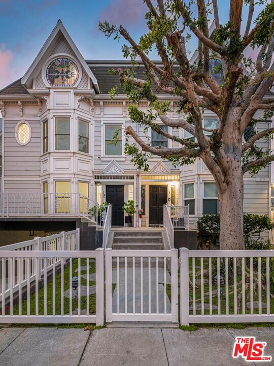 2622 2nd Street, Santa Monica CA: https://media.crmls.org/mediaz/218afc34-7383-44f3-a4cd-8cb2e218896b.jpg