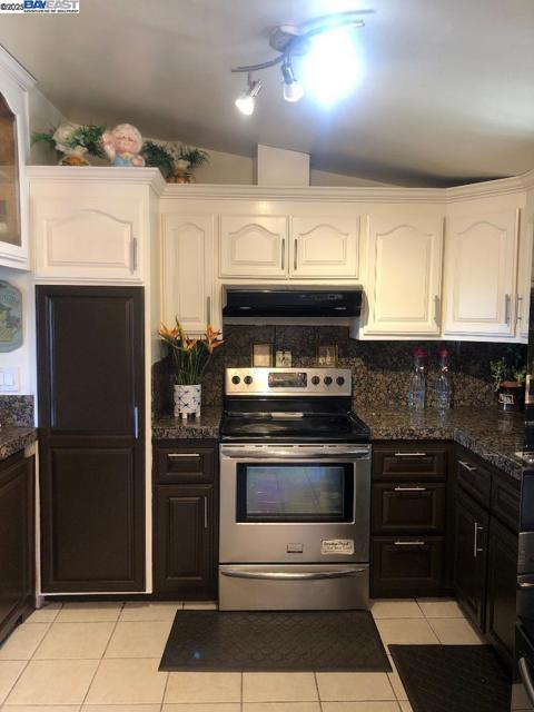 208 Appian Way, Union City CA: https://media.crmls.org/mediaz/218bcce1-bb61-4535-ae48-c06ac16442ab.jpg