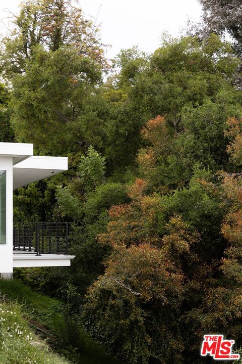 1124 Summit Drive, Beverly Hills CA: https://media.crmls.org/mediaz/218c833a-915c-4747-8c9d-ac48eb0725ea.jpg