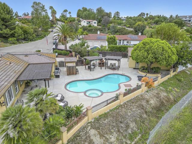 1508 Sequoia Lane, Vista CA: https://media.crmls.org/mediaz/218c92bc-070b-4f35-8c30-bb3dc839d315.jpg