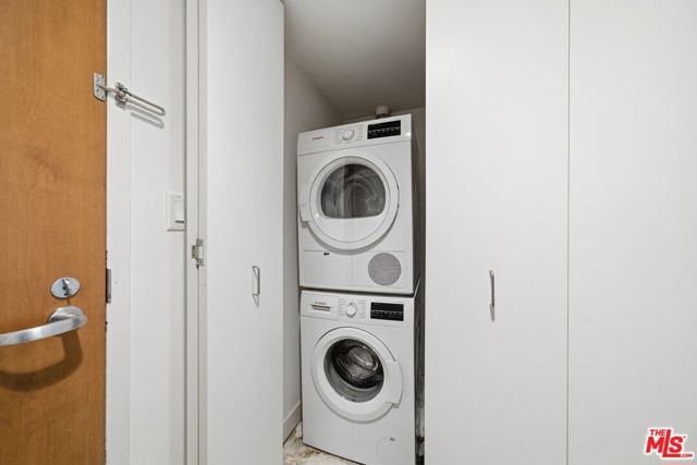 13700 Marina Pointe Drive, Marina del Rey CA: https://media.crmls.org/mediaz/218da9c6-b15a-416a-ab79-d58fe1d00b80.jpg