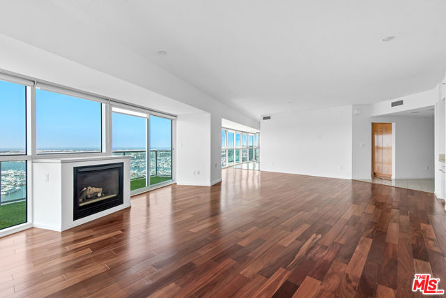 13600 MARINA POINTE Drive, Marina del Rey CA: https://media.crmls.org/mediaz/218e8ba0-6a20-4507-bac5-4e21f6eb201c.jpg