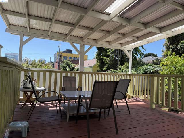 663 25TH Street, Oakland CA: https://media.crmls.org/mediaz/218fedca-277b-42a8-be07-6c258636f54b.jpg