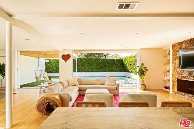 6641 Bedford Avenue, Los Angeles CA: https://media.crmls.org/mediaz/21905444-fa3e-4e17-a2c2-2a47e26050ca.jpg
