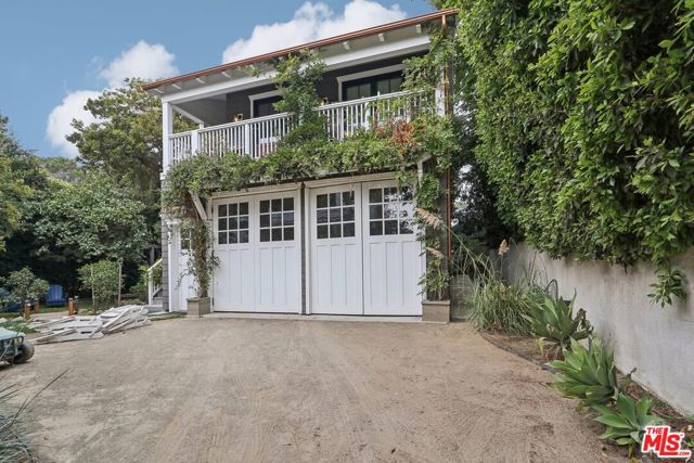 3143 Shelby Drive, Los Angeles CA: https://media.crmls.org/mediaz/21910980-79f1-4913-baa5-e4d2a70d46ae.jpg