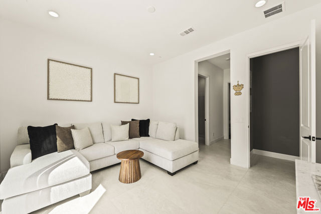 11767 Toyon Drive, Chatsworth CA: https://media.crmls.org/mediaz/2191ebe2-28da-4278-96b7-e82a8bf609fe.jpg