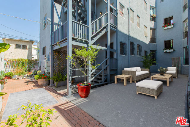 181 S Sycamore Avenue, Los Angeles CA: https://media.crmls.org/mediaz/219268ed-4487-4688-9c18-e27c28683f42.jpg