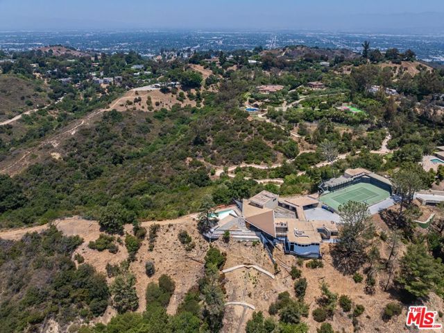 2859 Coldwater Canyon Drive, Beverly Hills CA: https://media.crmls.org/mediaz/219342c8-acfd-4f02-b620-88ebdfe860fd.jpg