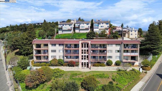 2500 Miramar Ave, Castro Valley CA: https://media.crmls.org/mediaz/21943fc6-ecf5-49f5-a9be-686aa9a231bf.jpg