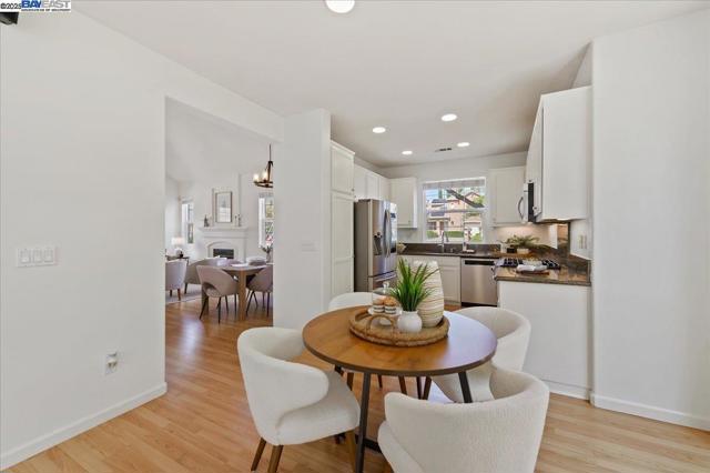 3989 Strafford Ct, Dublin CA: https://media.crmls.org/mediaz/2194960f-e871-4331-a7d9-71990a92190a.jpg